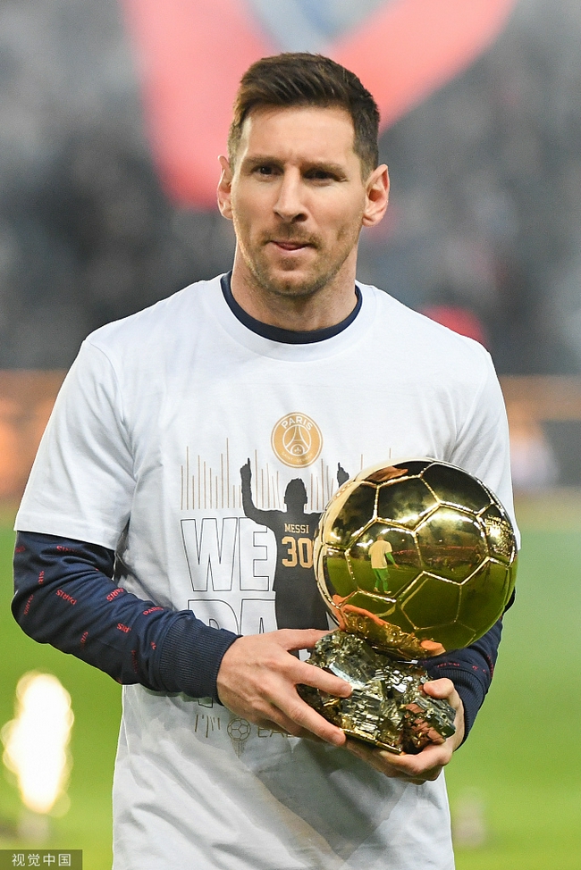 欧联比赛中一球员嘲讽对手鼻子形状，多名队友上前打抱不平（欧联赛场球员讥讽对手鼻型，多名队友上前声援）