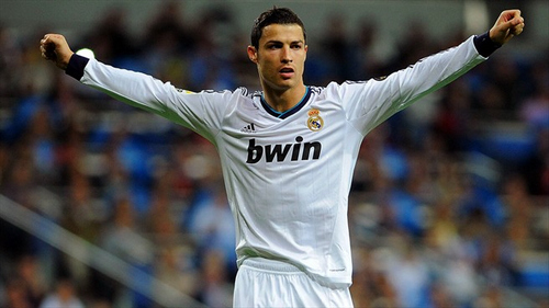 禁区内头球补射破门，毕津浩收获大连英博生涯首球（毕津浩禁区头球补射破网，收获大连英博处子球）