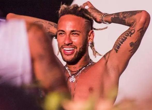 克罗斯评历史最佳11人：C罗左边锋，梅西前腰，马尔蒂尼入选（克罗斯评选史上最佳十一人：C罗出任左边锋，梅西司职前腰，马尔蒂尼在列）