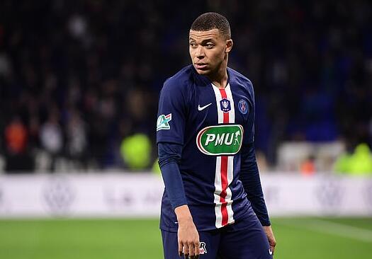 你给多少分？法鹰旧将特拉普和妻子高难度动作秀恩爱（打几分？前法鹰旧将特拉普与妻子上演高难度花式秀恩爱）