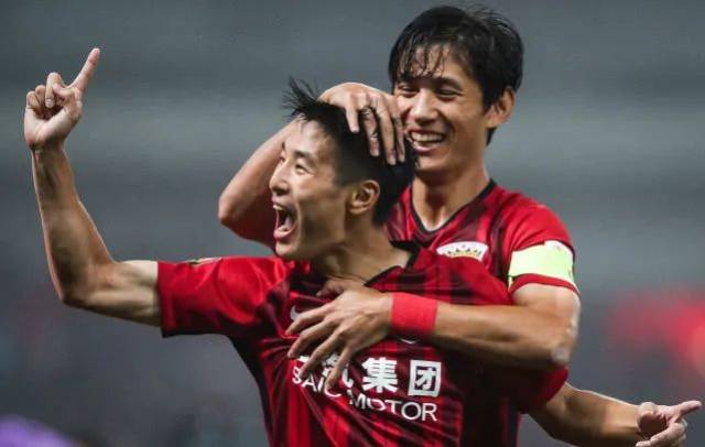 亚泰为客场全勤球迷颁发纪念证书，谭龙、徐浩峰等人参与颁奖（谭龙、徐浩峰等为亚泰客场全勤球迷颁发纪念证书）